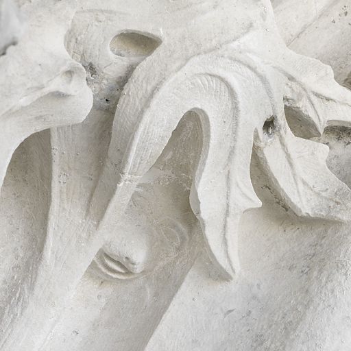 Logis des Hôtes : détail d'un animal sculpté dans les moulures de la porte d'entrée principale, à gauche.