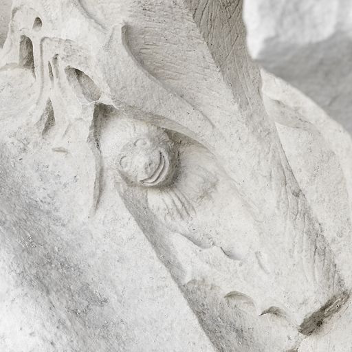 Logis des Hôtes : détail d'un animal sculpté dans les moulures de la porte d'entrée principale, à droite.