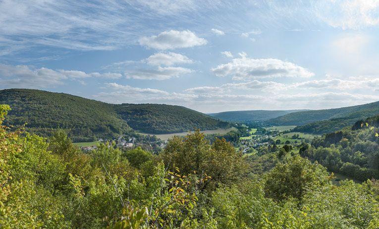 La vallée de l'Ouche, vue de l'ancien château de Marigny en direction de Saint-Victor.