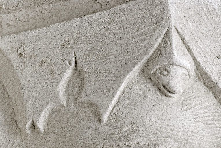 Logis des Hôtes : détail d'un animal sculpté dans les moulures à droite de la cheminée de la pièce de gauche, au premier étage.
