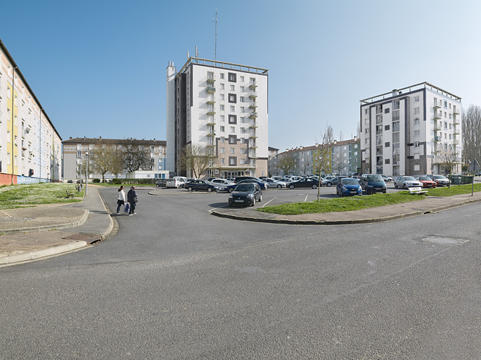 Bâtiments I, E , F et blocs H et G depuis la rue du Berry.