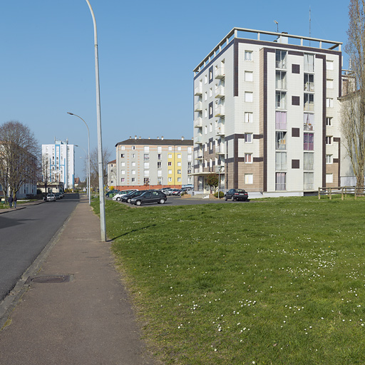 Vue générale depuis la rue du Berry en direction du nord, au premier plan le bloc G.