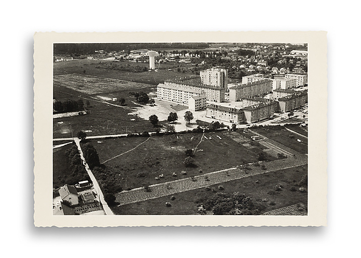 Vue aérienne du quartier Saint-Laurent en construction. Photographie ancienne, s.d., [1970-1971]. (Archives municipales Cosne-Cours-sur-Loire, 202W683 - 2Fi71)