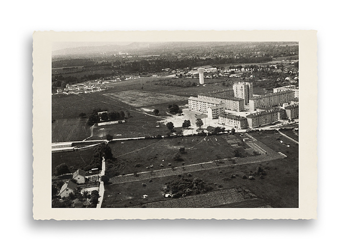 Vue aérienne du quartier Saint-Laurent en construction. Photographie ancienne, s.d., [1970-1971]. (Archives municipales Cosne-Cours-sur-Loire, 202W683 - 2Fi75)