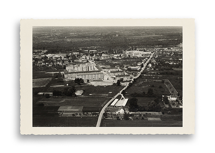 Vue aérienne du quartier Saint-Laurent en construction. Photographie ancienne, s.d., [1970-1971]. (Archives municipales Cosne-Cours-sur-Loire, 202W683 - 2Fi74)