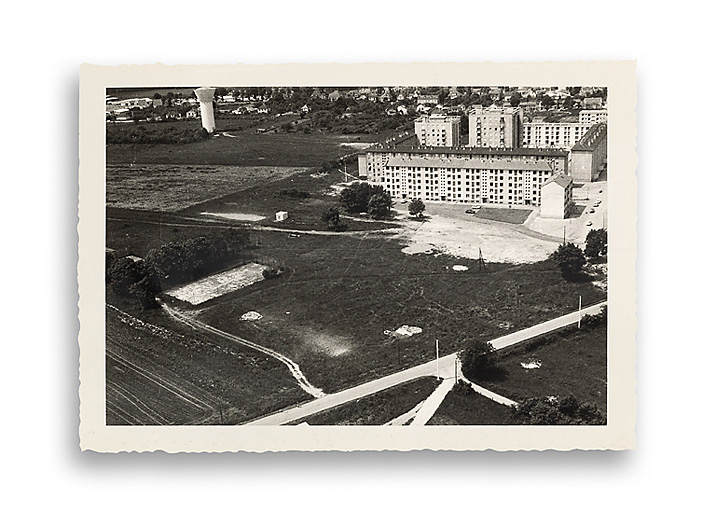 Vue aérienne du quartier Saint-Laurent en construction. Photographie ancienne, s.d., [1970-1971]. (Archives municipales Cosne-Cours-sur-Loire, 202W683 - 2Fi76)