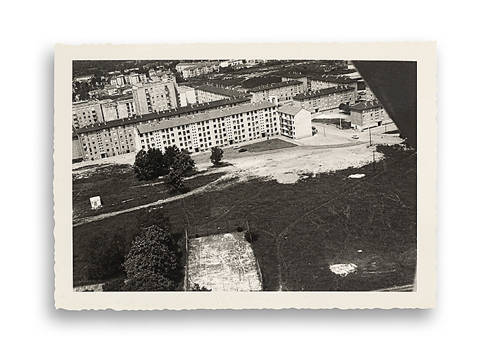 Vue aérienne du quartier Saint-Laurent en construction. Photographie ancienne, s.d., [1970-1971]. (Archives municipales Cosne-Cours-sur-Loire, 202W683 - 2Fi77)
