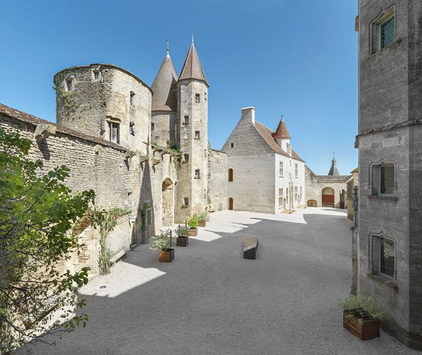 Logis des Hôtes et la cour vus de la tour carrée.