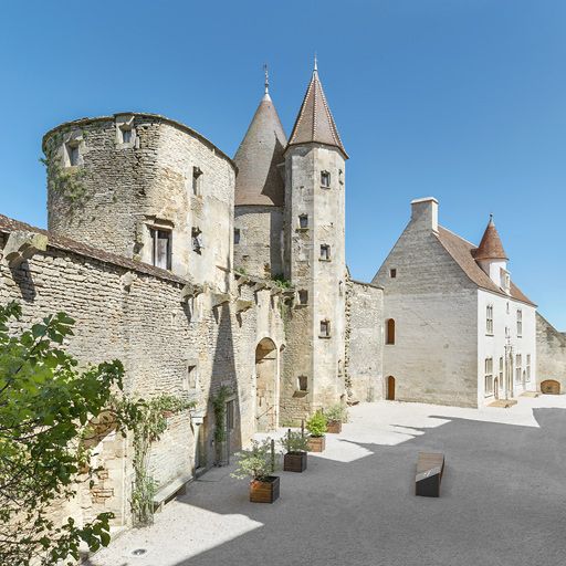 Logis des Hôtes et la cour vus de la tour carrée.