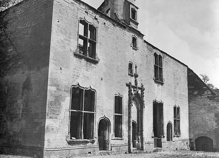Logis des Hôtes et cour du château avant 1980.