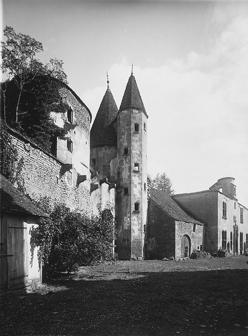 Logis des Hôtes et cour du château vers 1900, pris de la tour carrée.
