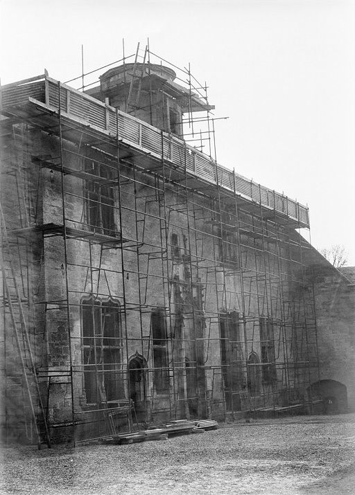 Logis des Hôtes vers 1980, pendant les travaux de couverture.