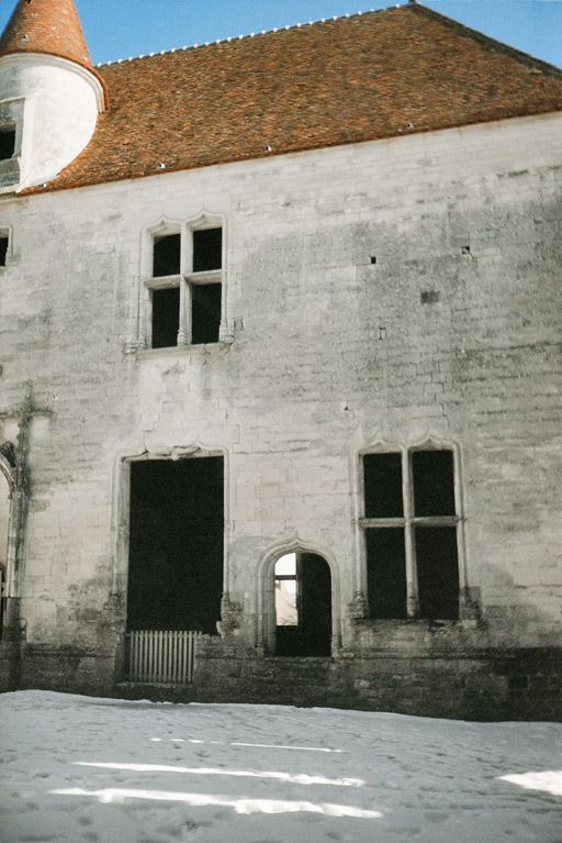 Logis des Hôtes et cour du château après 1981 et les travaux de couverture.