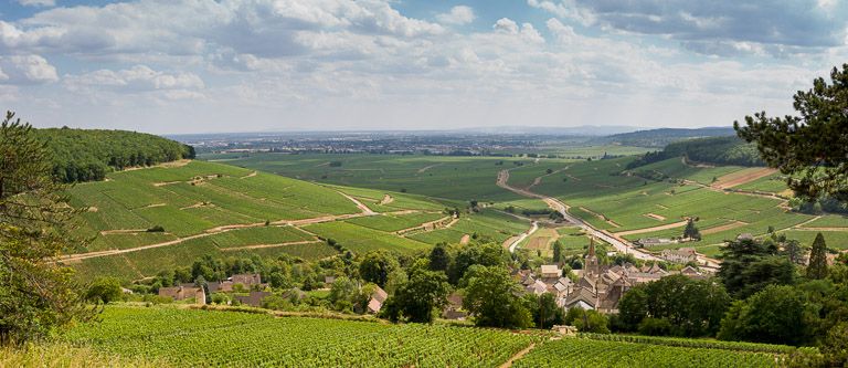 Vue générale de l'église et du village, depuis l'oratoire de Notre-Dame de Bonne Espérance.