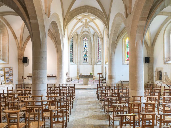 Vue d'ensemble de l'intérieur de la chapelle, vers le choeur.