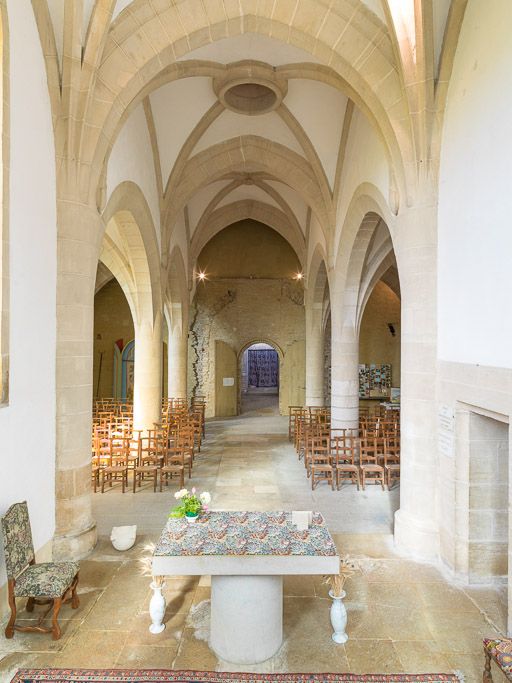 Vue d'ensemble de l'intérieur de la chapelle, depuis le choeur.