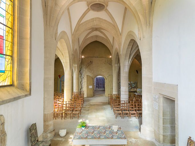 Vue d'ensemble de l'intérieur de la chapelle, depuis le choeur.