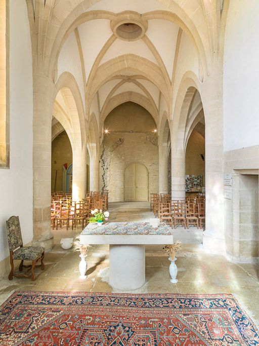 Vue d'ensemble de l'intérieur de la chapelle, depuis le choeur.