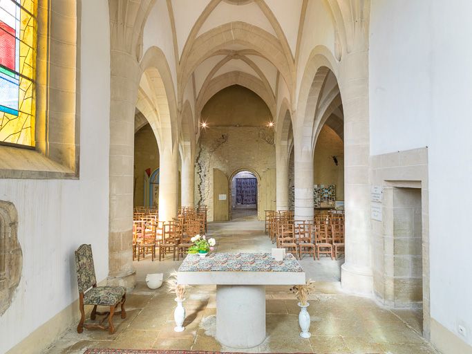 Vue d'ensemble de l'intérieur de la chapelle : choeur et nef.