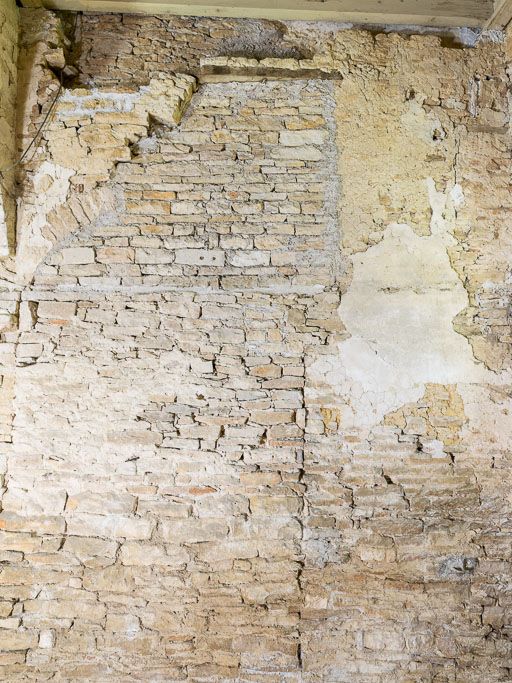 Ancienne chapelle : vue du mur à l'angle sud- ouest.