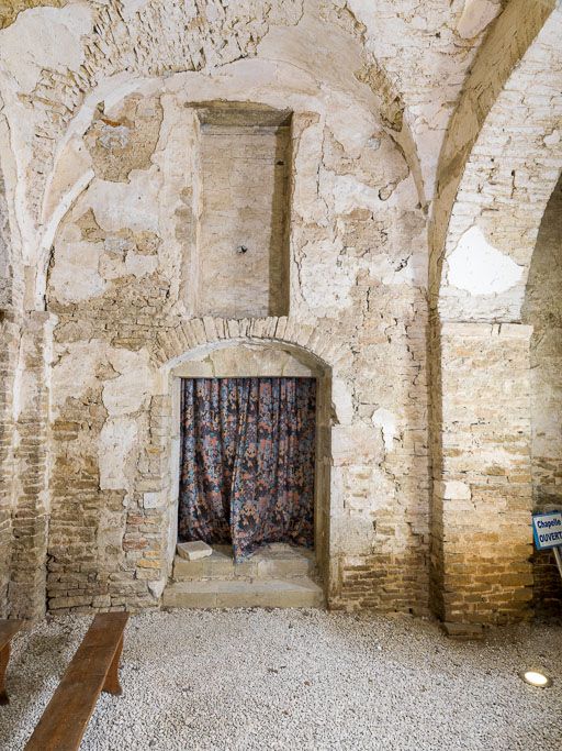 Ancienne chapelle : vue de la porte menant à la ferme (mur est).