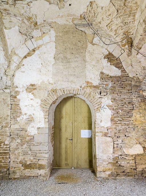 Ancienne chapelle : vue de la porte menant à la chapelle (mur ouest).