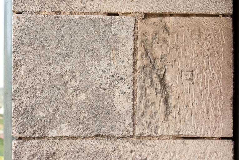 Marque de tâcheron sur la porte charretière à l'ouest de l'édifice.