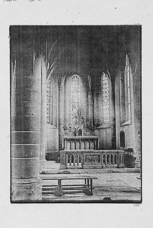 Vue de l'intérieur de la chapelle avec l'autel de 1895 encore en place. (collection particulière)