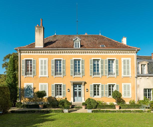 Façade est de la maison principale.