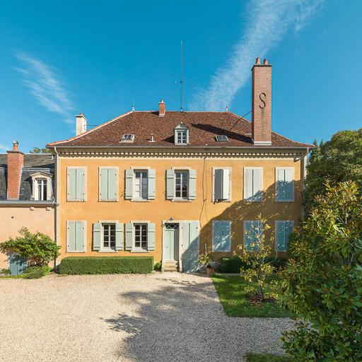 Façade ouest, sur cour, de la maison principale. On distingue à gauche le bâtiment annexe.