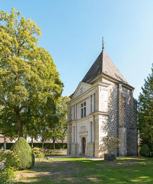 La chapelle. On peut voir le bossage à pointe de diamant.