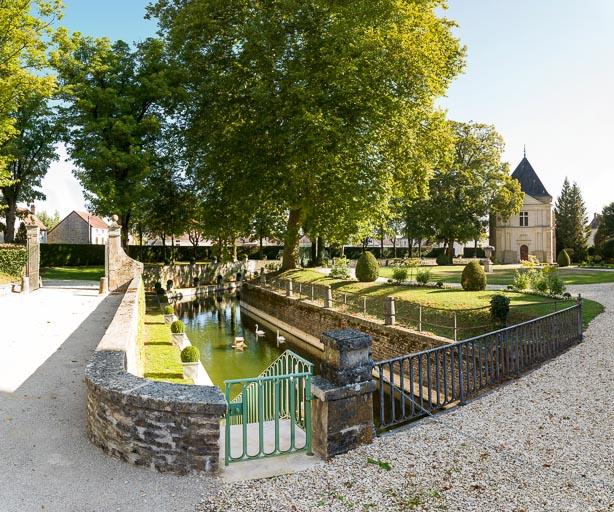 Les douves et la chapelle, à droite.