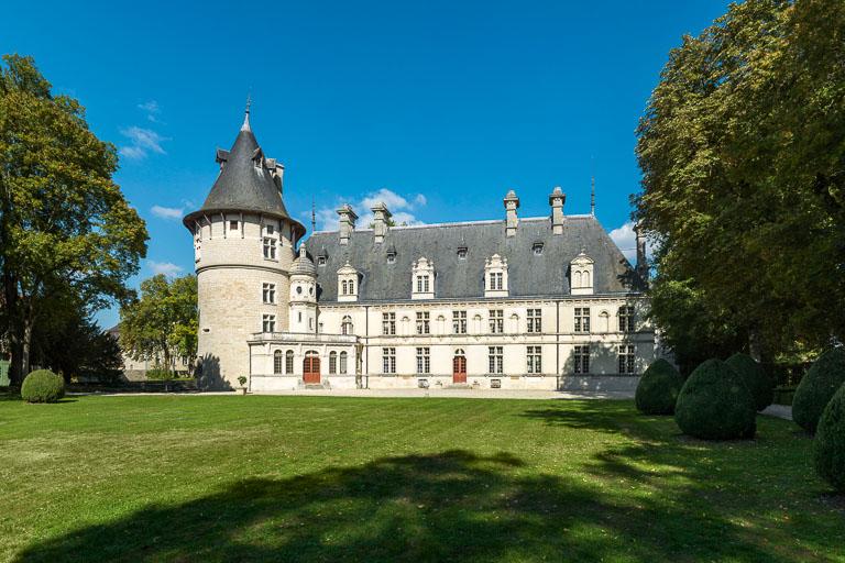 Façade sud du château avec sa tour circulaire.