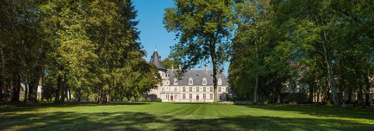 Vue d'ensemble du château depuis le parc.