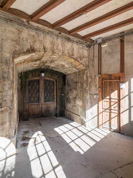 Entrée de la tour, rez-de-chaussée : vue de trois quarts gauche.