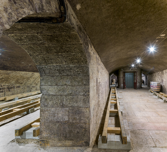 Caves, rez-de-chaussée : mur de refend entre deux vaisseaux.