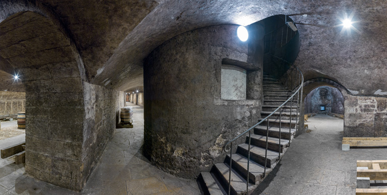 Caves, rez-de-chaussée : vue générale avec le monte-charge au centre.