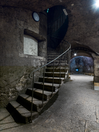 Caves, rez-de-chaussée : le monte-charge avec l'escalier tournant.