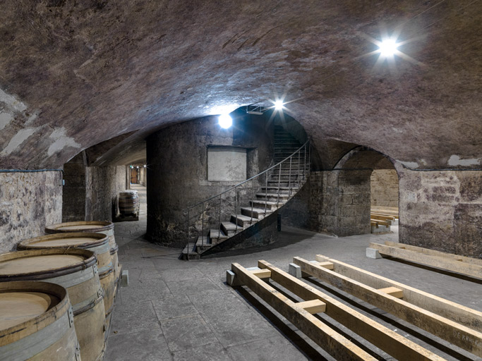 Caves, rez-de-chaussée : vaisseau central et le monte-charge.