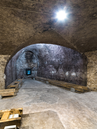 Caves, rez-de-chaussée : niche d'une embrasure.