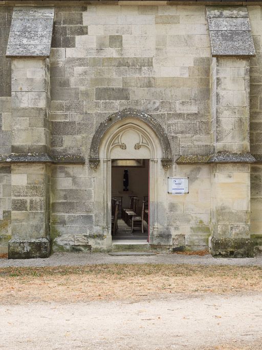 Vue de la porte d'entrée de la chapelle (pignon nord).