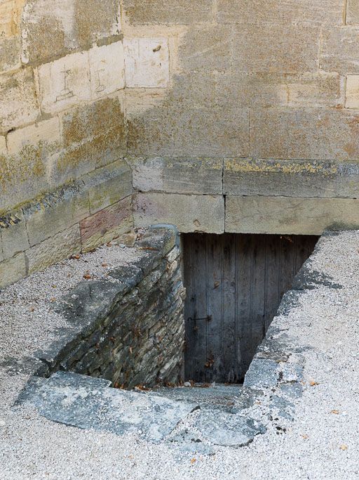 Vue de la porte de la cave (chevet).