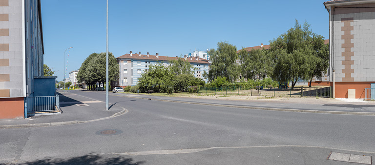 Vue depuis le croisement de l'avenue de la Paix et l'allée Antoine de Saint-Exupéry sur le square entre les bâtiments J, D et C.