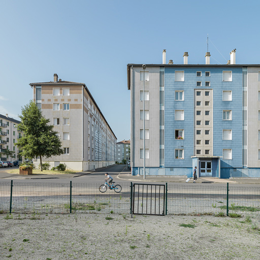 Bâtiment E, façades latérale et postérieure ; bâtiment I façade antérieure.