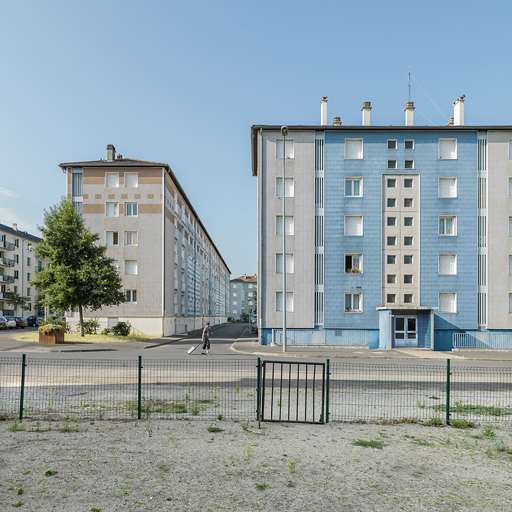 Bâtiment E, façades latérale et postérieure ; bâtiment I façade antérieure.