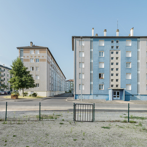 Bâtiment E, façades latrale et postérieure ; bâtiment I façade antérieure.