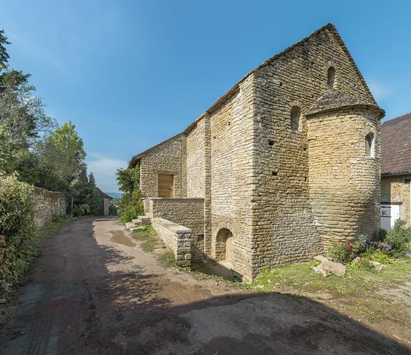 Vue d'ensemble de la chapelle : chevet avec abside en encorbellement et façade sud.