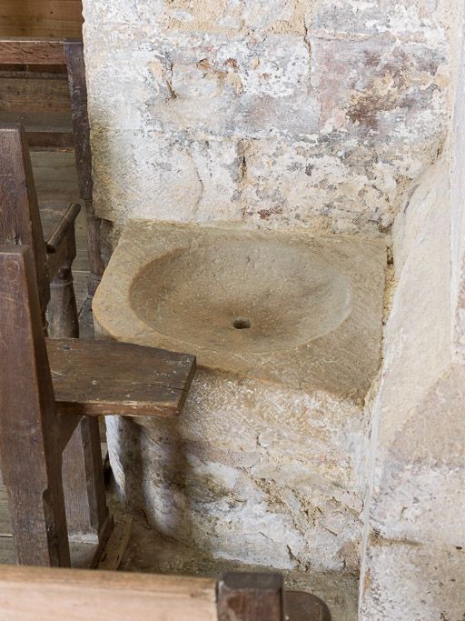 Lavabo des fonts baptismaux.