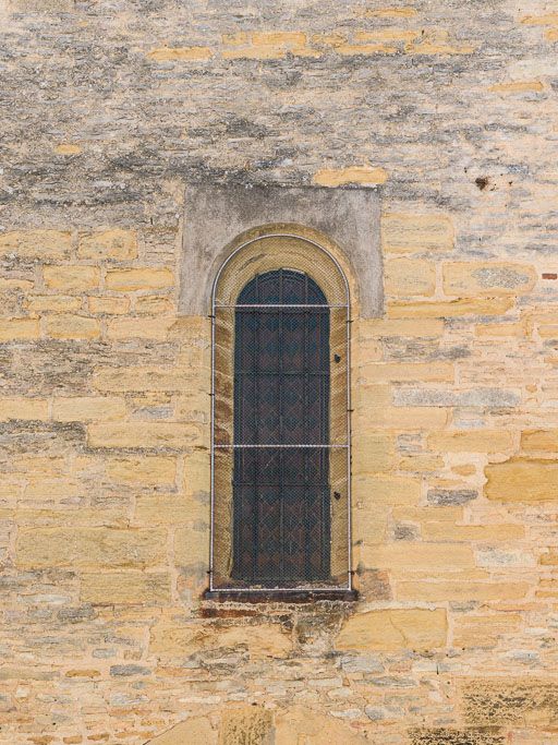 Façade : baie au dessus de la porte.