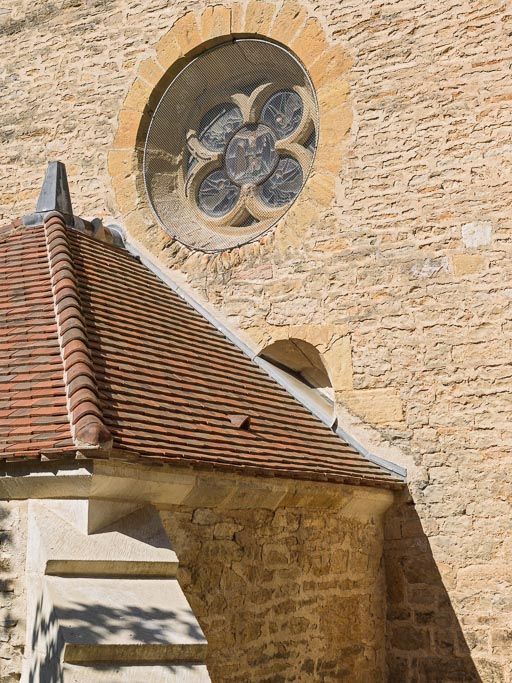 Détail de l'oculus et de la baie murée du choeur.